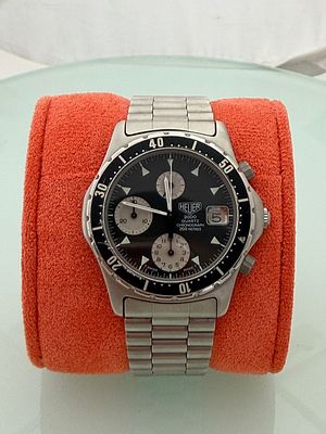 Heuer 2000 Chronograph Quartz. מותג: Heuer (לפני הפיכתה ל-TAG Heuer). 
קולקציה: 2000 Series 