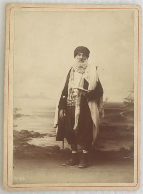 צילום וינטאג' עם רב יהודי בתוניסיה ג. 1900. גודל 18/14 ס"מ.