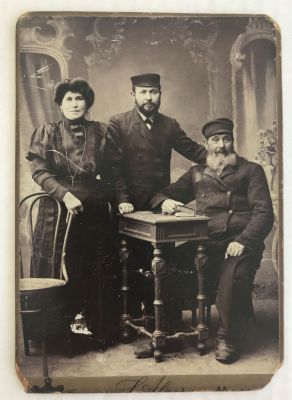 תצלום וינטג 'עם טיפוסים יהודיים בוורשה, פולין 1910. גודל 11/15 ס"מ.