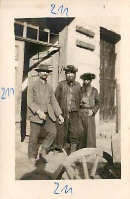 לוט 3 תמונות קטנות מחיי היהודים במזרח אירופה. גודל c.8/6 ס"מ.