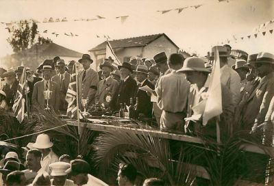 תצלום וינטאג ', 50 שנה לראשון לציון עם אישים והנציב העליון לפלסטינה. גודל 12/16.5 ס"מ.