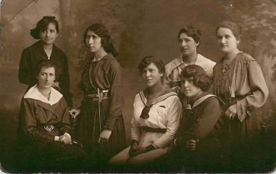 לוט 2 גלויות, תצלום סטודיו של יהודים בפולין שנות העשרים.