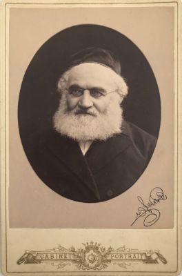 תצלום וינטאג מוקדם אחד של רב בווילנה, ליטא. גודל: 16.5 / 11 ס"מ.