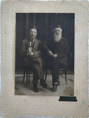 תצלום וינטג 'מוקדם אחד של שני גברים דתיים בתל אביב c.1915. צילום: אברהם סוסקין. גודל: 15.5 / 11 ס"מ.