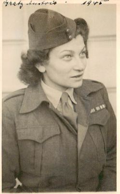 לוט של 4. שלושה תצלומים בגודל גלויה ותצלום דיוקן אחד קטן של אישה בריגדה יהודייה. מכתב אחד עם 