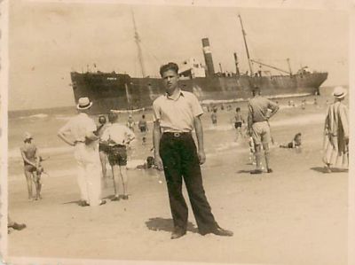 לוט 4 צילומים. האחת גלויה ושניים בגודל 6/8 ס"מ. סירת מהגרים יהודית גלילאה המביאה אנשים מטריאסטה 