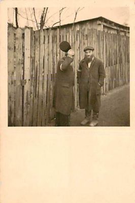 לוט 3 תצלומים מקוריים, טיפוסים יהודים בתקופת השואה, אחד עם סרט מגן דוד, פולין. גודל: 8.5 / 6 ס"מ.