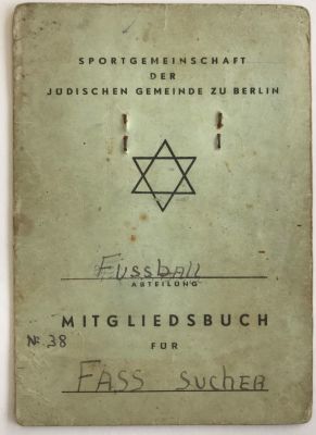 ספר חברים אחד ממועדון הספורט היהודי של קבוצת הכדורגל היהודית בברלין, גרמניה, שנות השלושים.