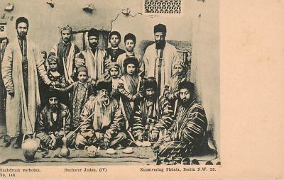 גלויה אחת עם משפחה יהודית מבוכרה. מו"ל פיניקס ברלין.