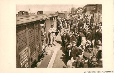 לוט 2. חיים יהודיים במזרח אירופה 1915. גלויה אחת וגודל גלויה אחד. אחד עם קרע קטן בחלקו העליון,