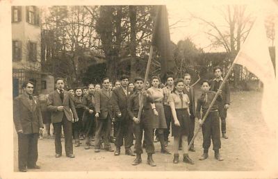 לוט 2 תצלומים. ארגון יהודי במזרח אירופה. גודל גלויה אחד ואחד 7.5 / 4.5 ס"מ.