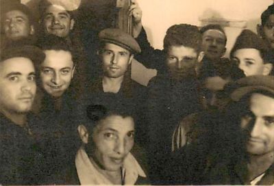 לוט 9 צילומים ארגון יהודי עם ניצולי שואה והבריגדה היהודית. חלק מהתמונות שצולמו באיטליה, בשנות ה 