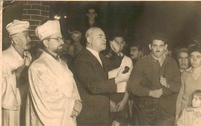 גלויה אחת 1956 עם הדלקת נרות חנוכה בבית מכבי, יפו.