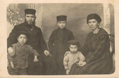 גלויה אחת משפחה יהודית מזרח אירופה 1915.