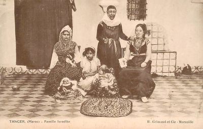 גלויה אחת עם משפחה יהודית, טנג'יר 1915.