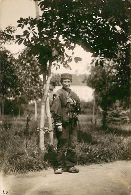 תצלום של ילד יהודי במזרח אירופה, שנות העשרים. גודל: גלויה.