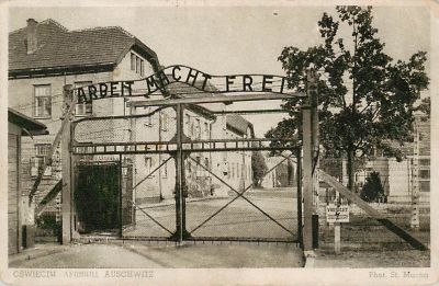 גלויה אחת הכניסה למחנה הריכוז אושוויץ.