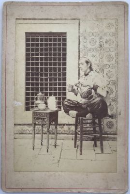 תצלום וינטאג 'מוקדם של גברת יהודייה בתוניסיה 1910. גודל: 16.5 / 11 ס"מ.