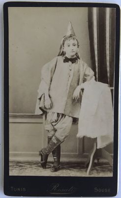 תצלום וינטאג 'מוקדם של גברת יהודייה בתוניסיה בשנת 1900. גודל: 10.5 / 6.5 ס"מ.