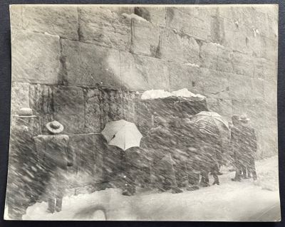 צילום מקורי אחד של הצלם וייס. שלג בכותל. גודל: 24/30 ס"מ.