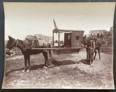 תצלום וינטג' מקורי אחד מאת בונפילס. הסעות נוסעים בארץ ישראל. לטרנספורט הזה מוצמד דגל אמריקאי 