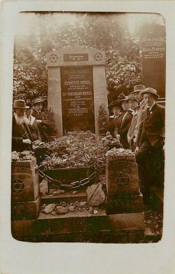 גלויה אחת עם קברו של תיאודור הרצל בווינה אוסטריה, כ-1910.