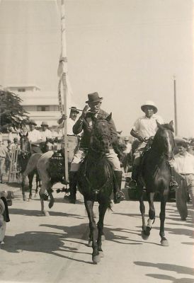 צילום וינטג' אחד בשכונת שפירא בתל אביב. גודל: 16/11 ס"מ.