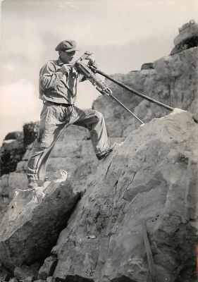 תצלום מקורי אחד עם חלוץ יהודי במהלך שבירת אבנים. גודל: 16.5/11.5 ס"מ.