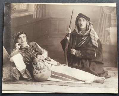 תמונת סטודיו אחת. גודל: 24/30 ס"מ.