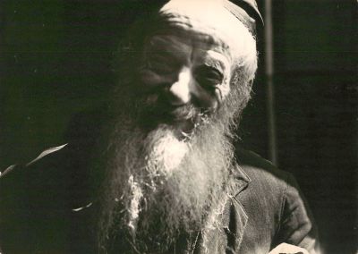 לוט 2 תצלומים מאת ג'יי קיי הלרר עם טיפוסים יהודיים. גודל: 17.5 / 24.5 ס"מ.