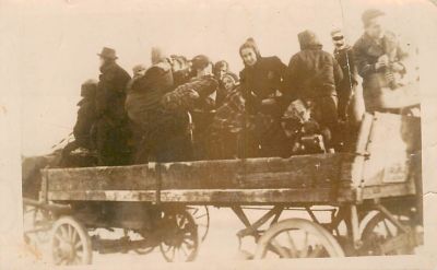 גלויה ממזרח אירופה 1915 עם משפחות יהודיות יוצאות בעגלה רתומה לסוס.