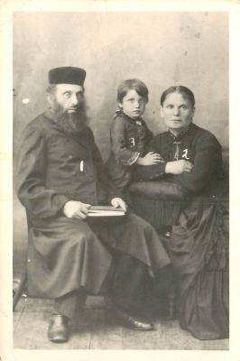 תמונה אחת בגודל גלויה עם משפחה יהודית באמריקה.