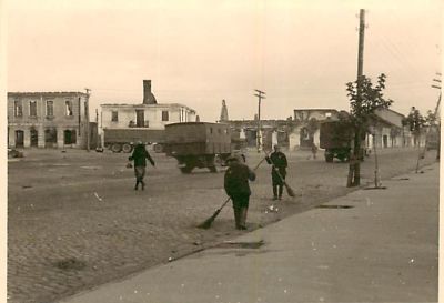 תמונה אחת מזרח אירופה שנות ה-20. מנקים את הרחוב. גודל: 7/9.5 ס"מ.