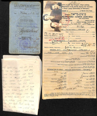 מגרש אחד של 3 מסמכים. תעודת בריאות לעלייה לארץ ישראל 1935. תעודת זהות ביידיש ובגרמנית 1919 ודף 