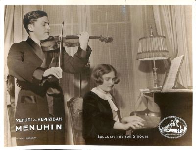 תצלום אחד עם הכנר יהודי מנוחין. גודל: 22/29 ס"מ.