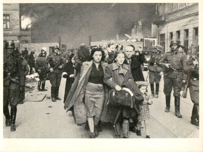 תצלום אחד, רפרודוקציה משנות ה-60. חיסול גטו ורשה. גודל: 18/24 ס"מ.