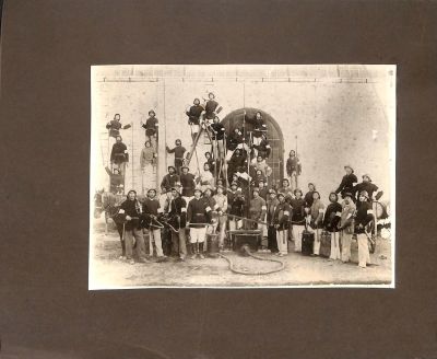 תצלום אחד של מכבי האש היהודיים בזכרון יעקב שנות ה-20. גודל: 16.5/22.5 ס"מ.