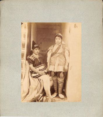 תצלום וינטג' אחד 1910 עם שתי נשים יהודיות בתוניסיה. גודל: 24.5/18 ס"מ.