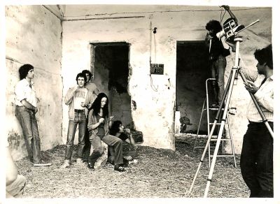 תצלום אחד עם יהודית רביץ וגידי גוב. גודל: 13/18 ס"מ.