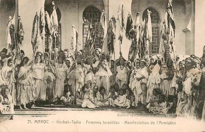 גלויה אחת משנת 1918 נשים יהודיות חוגגות את סוף מלחמת העולם הראשונה.