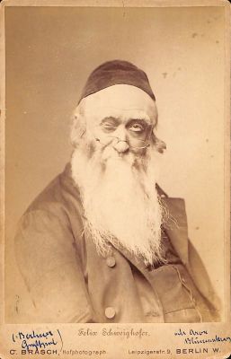 תצלום אחד טיפוס יהודי, ברלין כ. 1890. צילום: בראש. גודל: 16.5/11 ס"מ.