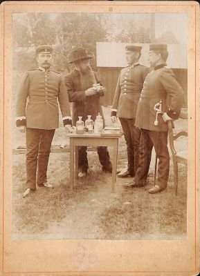 תצלום אחד של רופא יהודי בצבא האוסטרי כ. 1890. גודל: 18/13 ס"מ.