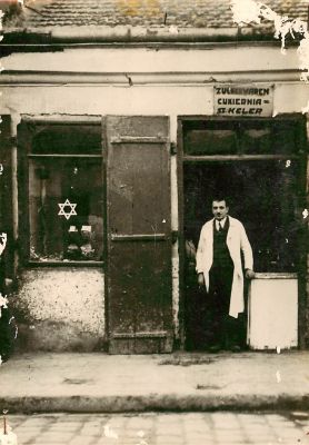 תצלום אחד של חנות ממתקים יהודית כשרה, פולין שנות ה-30. גודל: 17/12 ס"מ.