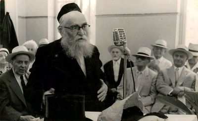 תצלום אחד עם הרב פורוש, ישראל שנות ה-50. גודל: 11/18.5 ס"מ.