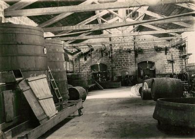 לוט 3 צילומים של יקבים בראשון לציון ורחובות. גודל: 12/17.5 ס"מ.