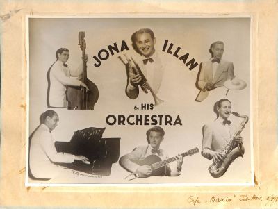 תצלום אחד המפרסם את תזמורת הבידור בקפה מקסים, תל אביב 1943. גודל: 17/23 ס"מ.