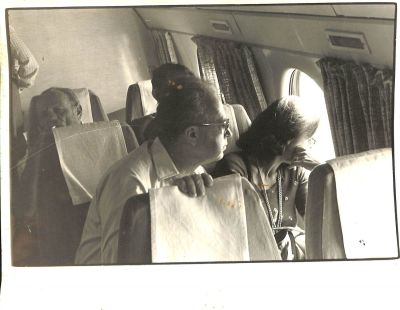 תצלום אחד של יצחק ולאה רבין במטוס טס לאילת. צילום: שבתאי טל. גודל: 24/30 ס"מ.