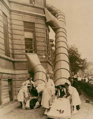 תצלום אחד של בית חולים יהודי בברוקלין ב-1931 עם מדרגות האש שלו. חולים שיורדים במנחת ונעזרים 