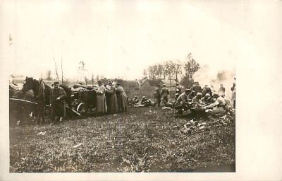 לוט שתי גלויות 1915. אחת עם סוחרים יהודים ואחת עם קבוצת נשים יהודיות שמתרחצות, בקובל, פולין.