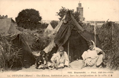 גלויה מאוג'דה, אלג'יריה. משפחה יהודית יושבת מול האוהל.